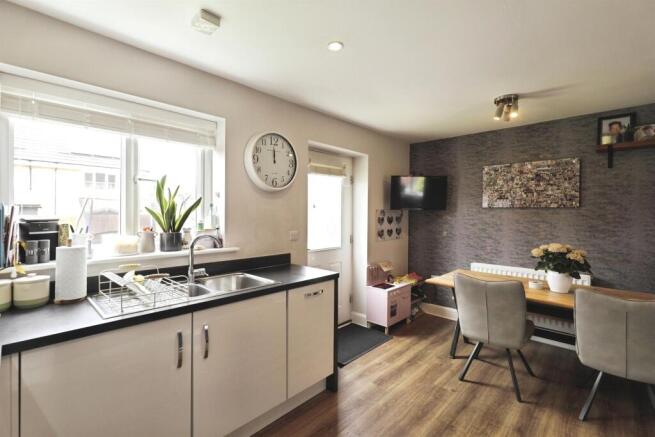 3 bed Semi-Detached for sale Image 4