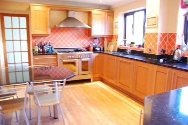 KITCHEN / BREAKFASTR