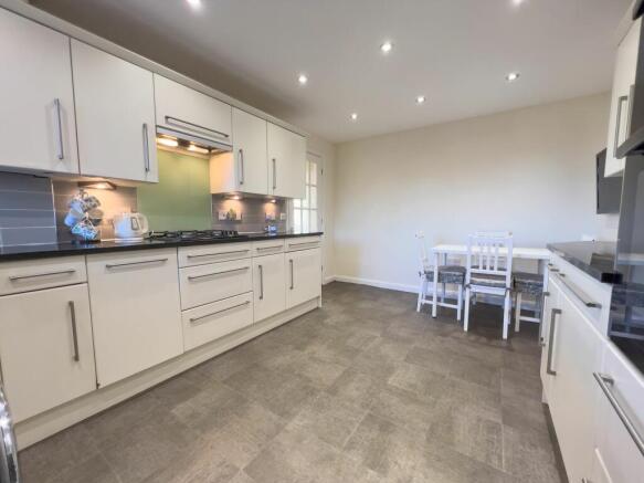 KITCHEN/BREAKFAST ROOM
