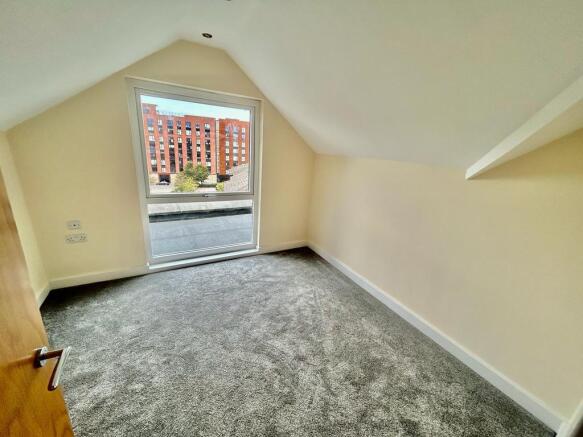 4 bed House to rent Image 9