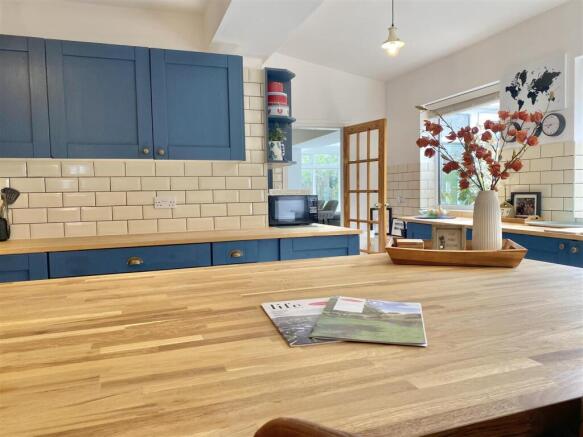 4 bed Semi-Detached for sale Image 6
