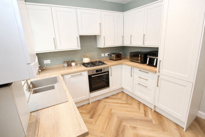 Kitchen (with access to cellar)