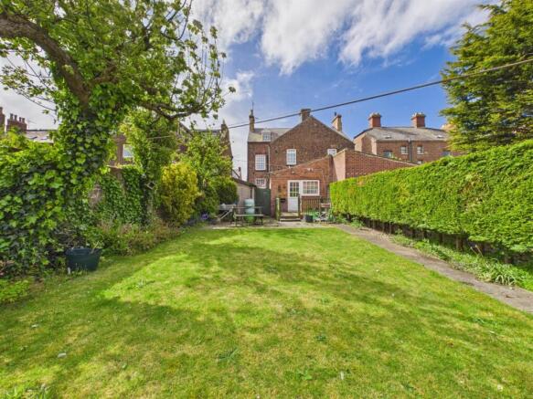 6 bed Semi-Detached for sale Image 11