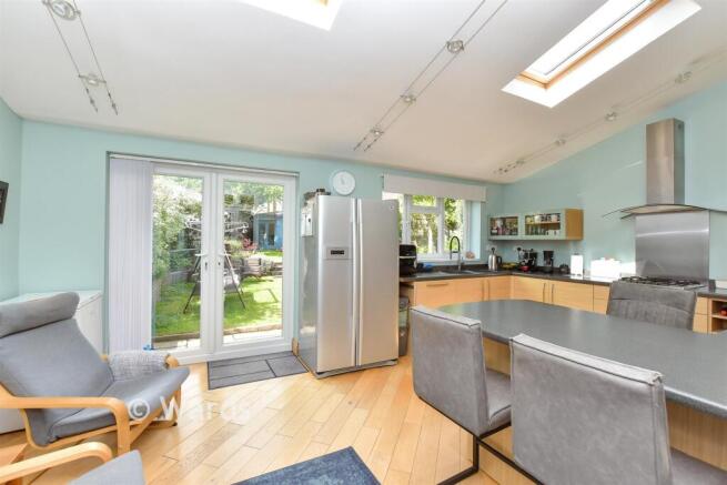 Darland Avenue, Upper Gillingham, Kent photo 4