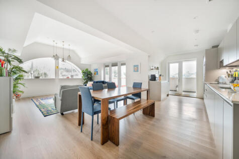 Flambard Way, Godalming, GU7