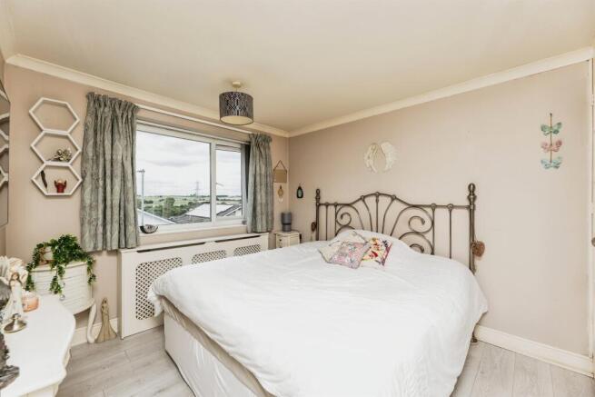 3 bed Semi-Detached for sale Image 8