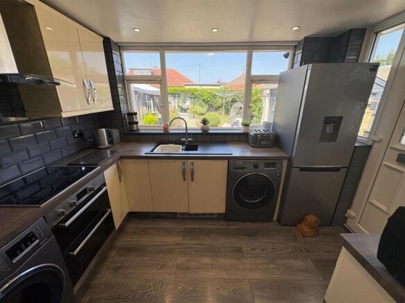 3 bed Semi-Detached Bungalow for sale Image 7