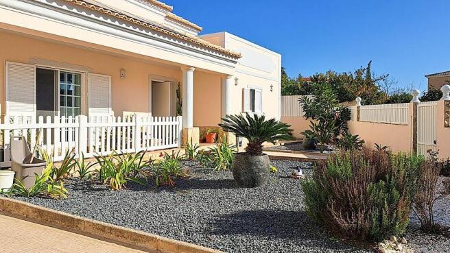 Sophisticated 4 bedroom villa for sale in Loule