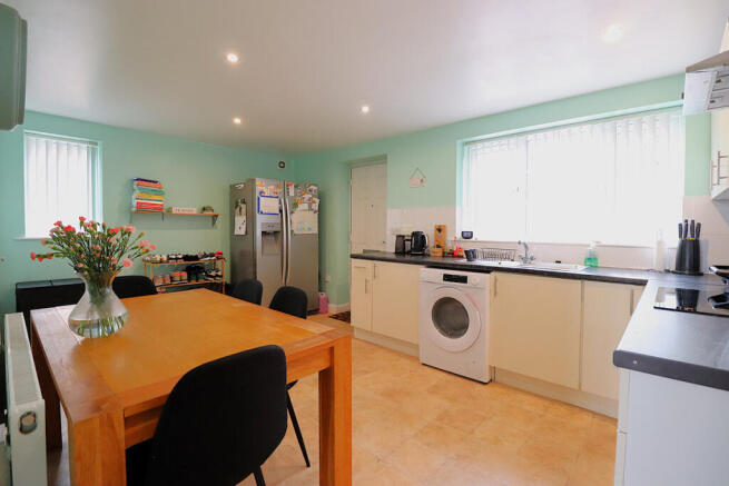 3 bed Semi-Detached for sale Image 4