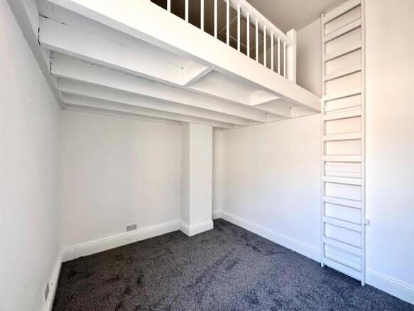 2 bed Terraced to rent Image 9