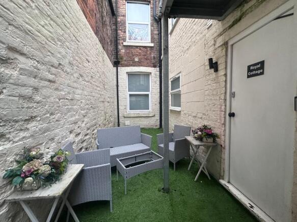 8 bed Block of Apartments for sale Image 8