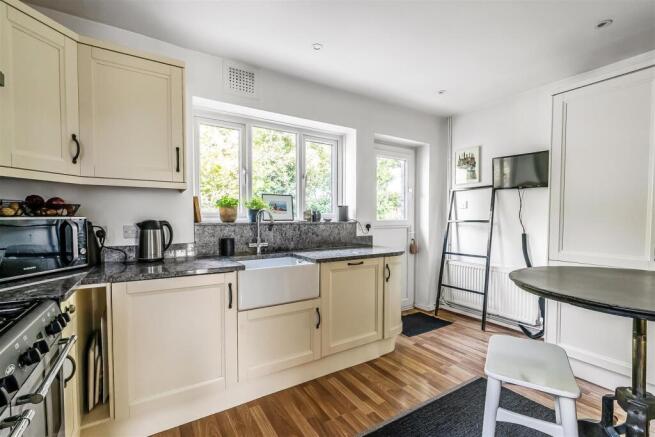 Reigate Road, Leatherhead, KT22 photo 4