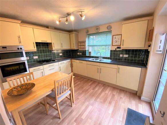 KITCHEN/BREAKFAST ROOM