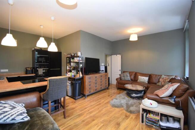 3 bed Apartment to rent Image 5