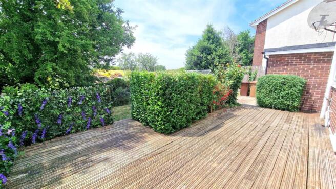 DECKING TO GARDEN.jpg