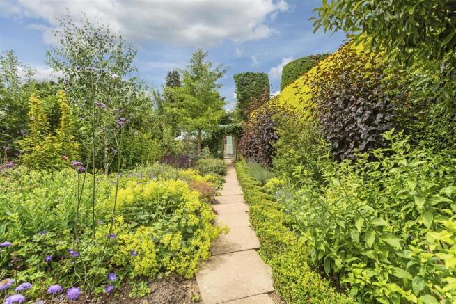 house-ballards-green-burgh-heath-109.jpg