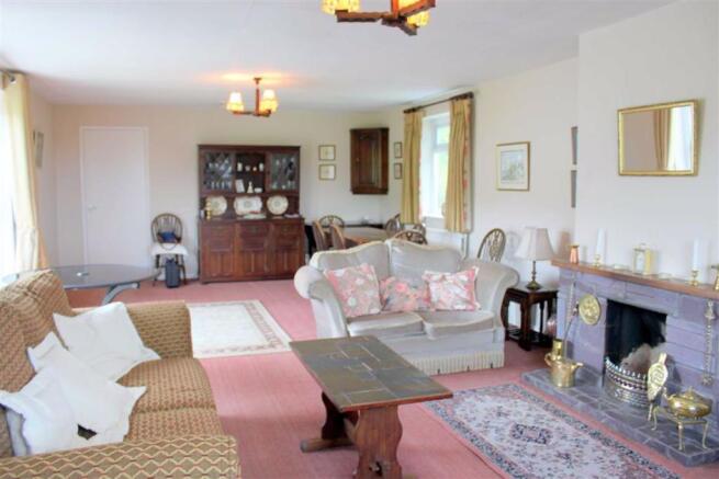 TRIPLE ASPECT LOUNGE/DINING ROOM