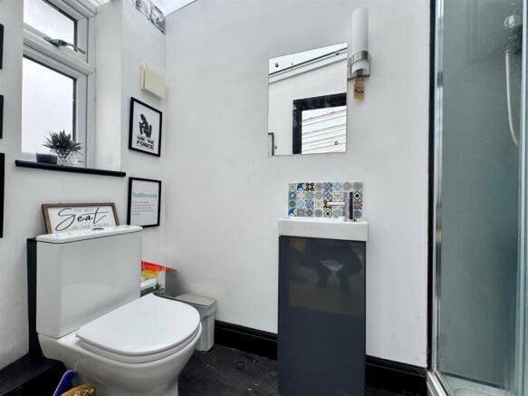 Bathroom 1.jpg