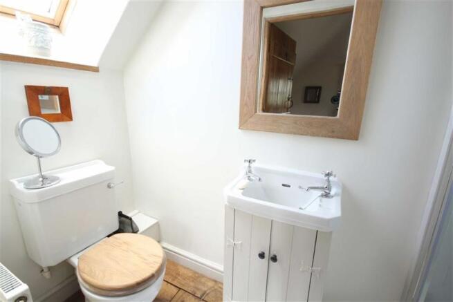 EN-SUITE SHOWER ROOM