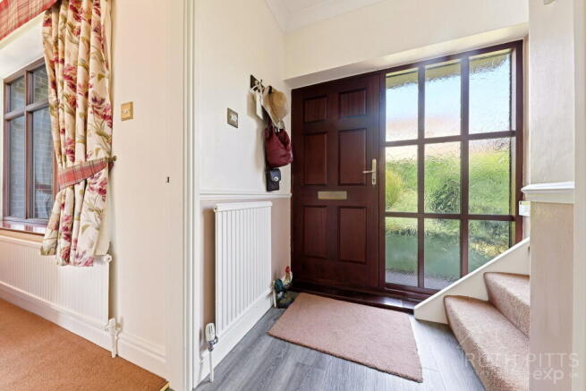 5 bed Detached for sale Image 4