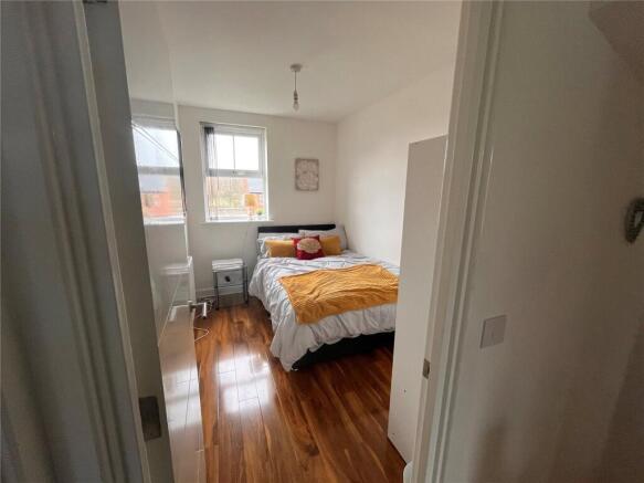 4 bed Semi-Detached to rent Image 7