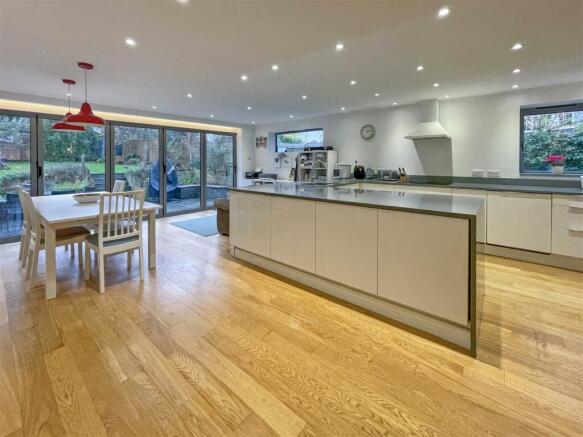 Kitchen2.jpg