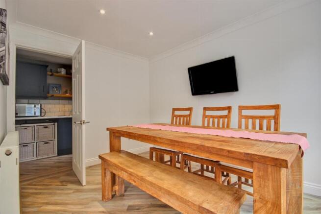 5 bed Detached for sale Image 6