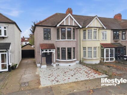 Collinwood Gardens , Gants Hill, Ilford