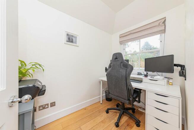 117 Weydon Hill Road (15).jpg
