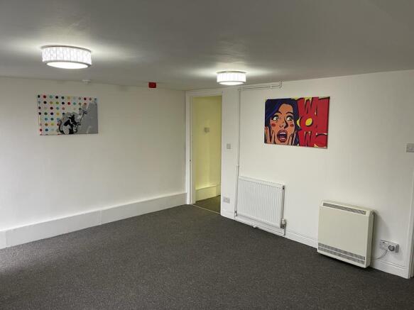 Lounge 1.jpg