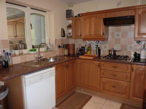 FITTED KITCHEN