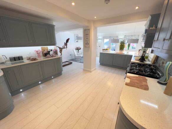 5 bed Semi-Detached for sale Image 7