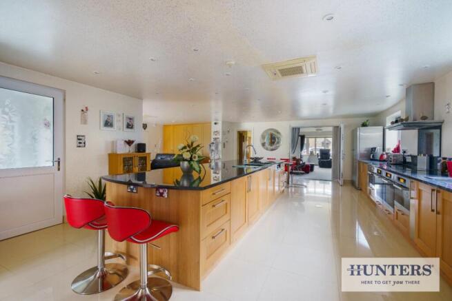 5 bed Detached for sale Image 4