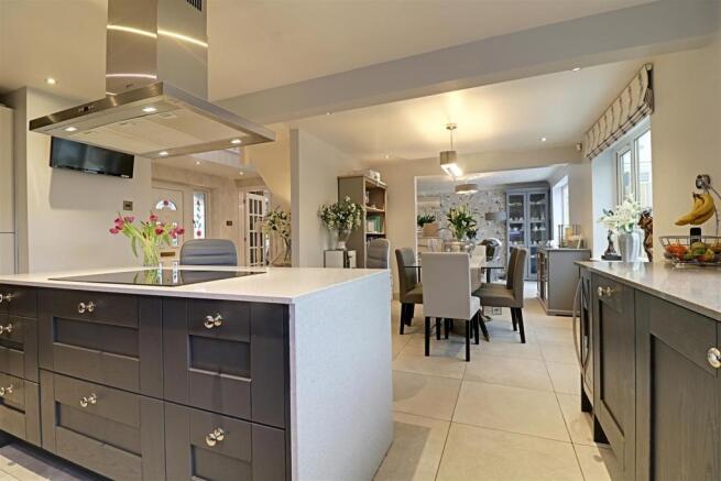 FULLY FITTED KITCHEN measuring