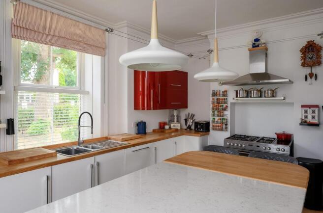 4 bed House for sale Image 5