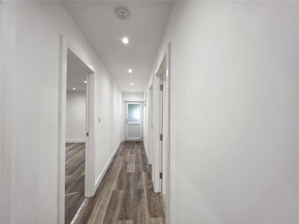 3 bed Apartment to rent Image 4