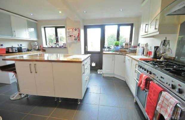 KITCHEN/BREAKFAST RO