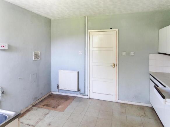 Kitchen 2.JPG