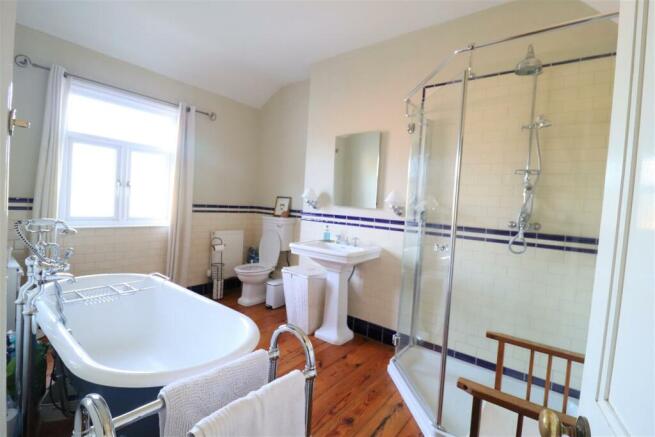 Bathroom 1.jpg