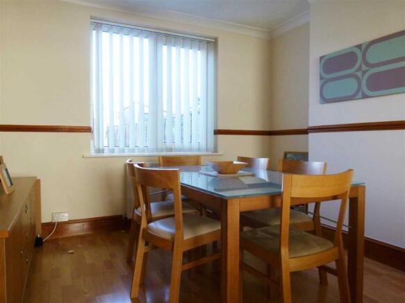 LIVING ROOM / DINING