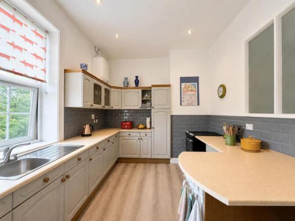 2 bed Flat for sale Image 6