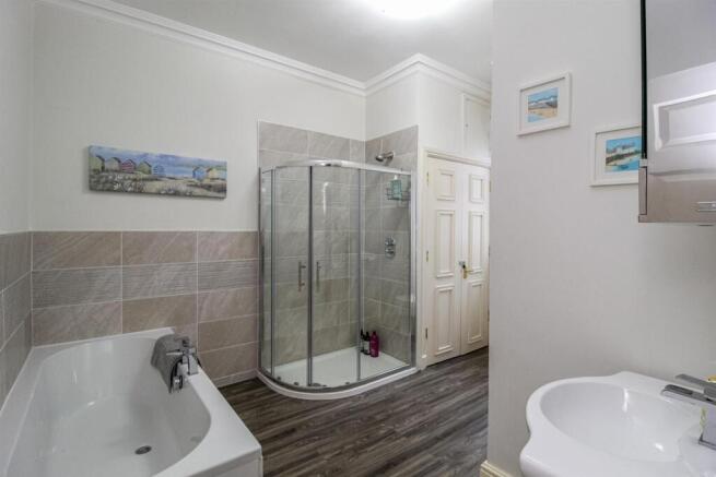 4 bed Semi-Detached for sale Image 11