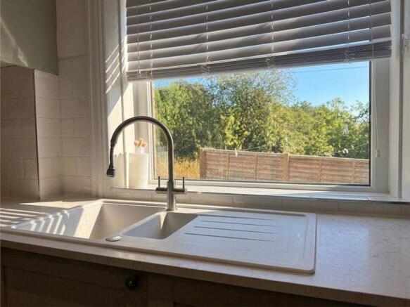 2 bed Terraced to rent Image 4