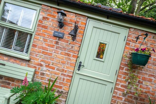External home office/leisure room