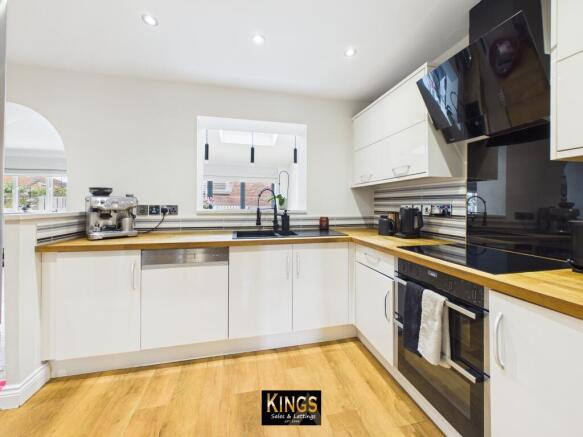 5 bed Detached for sale Image 8
