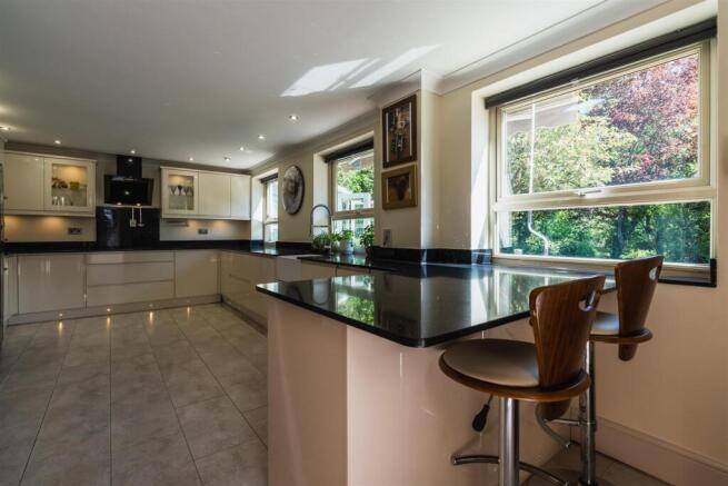4 bed Detached for sale Image 12