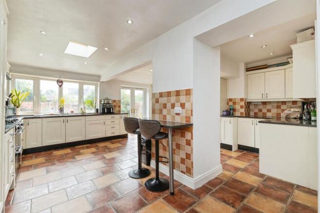 4 bed Semi-Detached for sale Image 5