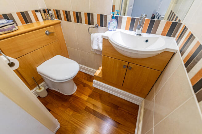 5 bed Detached for sale Image 9
