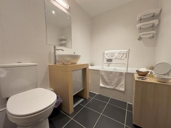 2 bed Apartment for sale Image 5