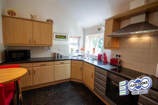 MODERN FITTED KITCHEN